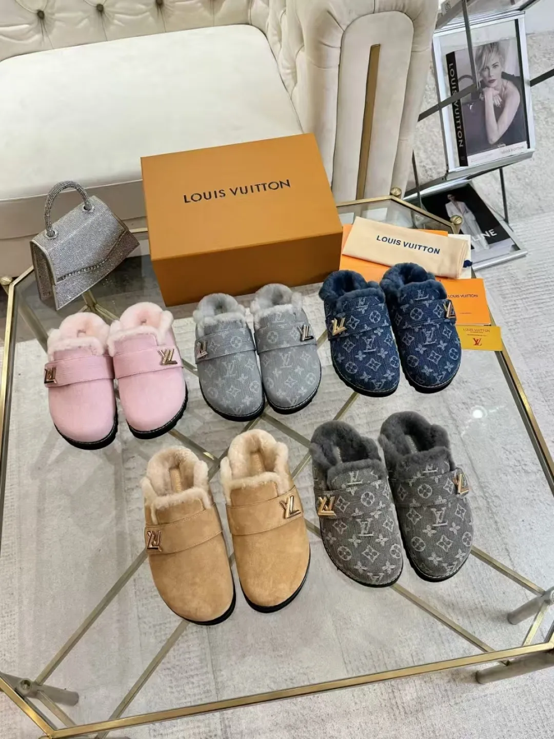 p600✨ LV Couple’s Wool Slippers｜Full of high-end feel, the soles of your feet are luxurious✨ We have achieved the ultimate restoration of the "higher version" of this pair of LV classic toe-toe slippers! 👫💫 🌟 The core advantages are clear at a glance: ✔️ Original jacquard + cowhide fabric, delicate texture, high-end at first glance; ✔️ 280% pure wool lining, wearing barefoot is like stepping on clouds ☁️, soft and skin-friendly and not sweaty; ✔️ Non-slip rubber bottom + three-dimensional toe design, super stable for walking, fashionable and practical!  👀 Must-have attention to detail: Belt buckle + classic LV presbyopic elements, revealing the aura of a big-name brand in a low-key manner ~ Whether it is a couple dating or a trip with besties, both of them are the focus when they go out👟💖 ✨ Easily match the wardrobe: jeans + sweaters, lazy and casual style ✔️ Coat + skirt, refined and elegant ✔️ One pair of shoes can handle a variety of styles, and the sense of luxury is never artificial ~ #LV slippers #couple outfit #High-End Customization #Quality Shoes Recommendation Fabric: Yangjing/classic jacquard fabric Lining: Imported wool lining Sole: Original rubber sole Size: Female 35-41 Male 38-46